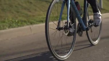 Bisikletçiler bisiklet ayaklarıyla dolaşır pedalları, vitesi ve tekerlekleri çevirir.