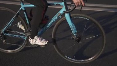 Şafak vakti bisikletle geziyorlar. Triatlon yarışmasından önce eğitim