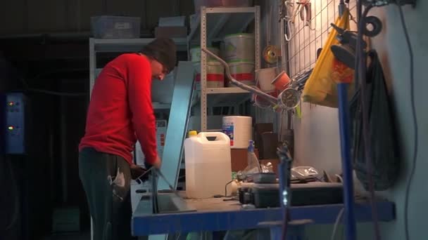 Οι εργαζόμενοι χέρι σκουπίζει το μεταλλικό προϊόν με ένα πανί με ένα decgreaser — Αρχείο Βίντεο