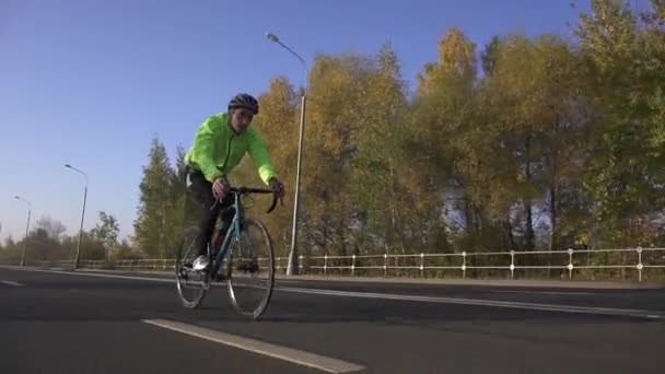 Fietser rijdt op de racefiets bij dageraad. training voor de triatlonwedstrijd — Stockvideo