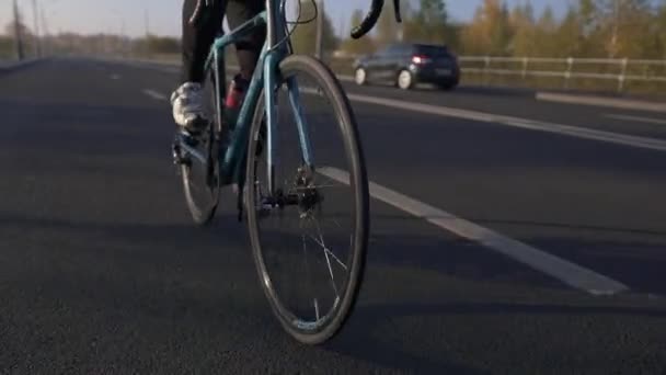 Fietser rijdt op de racefiets bij dageraad. training voor de triatlonwedstrijd — Stockvideo