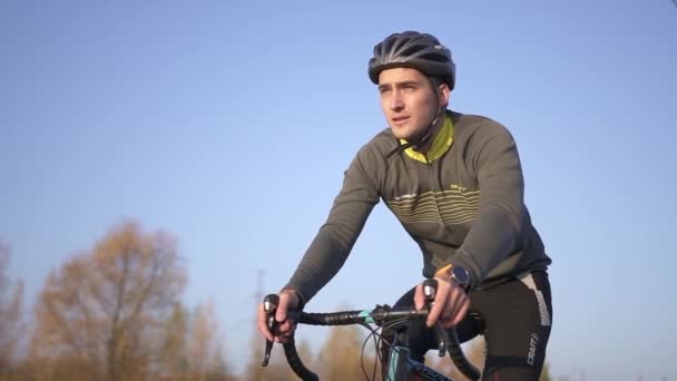 Fietser rijdt op de racefiets bij dageraad. training voor de triatlonwedstrijd — Stockvideo