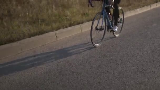 Fietser rijdt op de racefiets bij dageraad. training voor de triatlonwedstrijd — Stockvideo