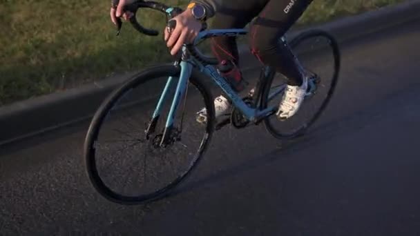 Rowerzysta jeździ na rowerze o świcie. trening przed zawodami triathlonowymi — Wideo stockowe