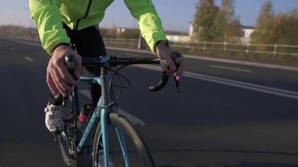 Fietser rijdt op de racefiets bij dageraad. training voor de triatlonwedstrijd — Stockvideo