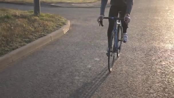 Ciclista anda de bicicleta de estrada ao amanhecer. treinamento antes da competição de triatlo — Vídeo de Stock