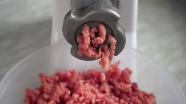 Elektrische gehaktmachine close-up. Malen met vers gehakt vlees. — Stockvideo