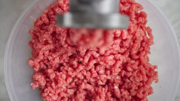 Elektrisk köttkvarn maskin närbild. Malning med färskt hackat kött. — Stockvideo