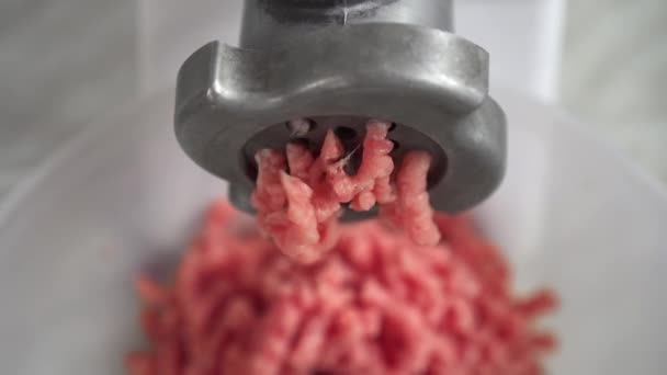 Elektrische gehaktmachine close-up. Malen met vers gehakt vlees. — Stockvideo