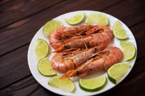 Frische Garnelen Mit Grünem Salat Auf Hölzernem Hintergrund Gesundes Ernährungskonzept Stockbild