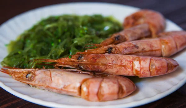 Frische Garnelen Mit Grünem Salat Auf Hölzernem Hintergrund Gesundes Ernährungskonzept lizenzfreie Stockfotos