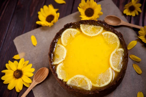 Hausgemachter Zitronenkäsekuchen Schmackhaft Und Saftig Auf Hölzernem Hintergrund lizenzfreie Stockbilder