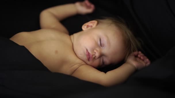 Годовалый ребенок спит днем без одежды — стоковое видео