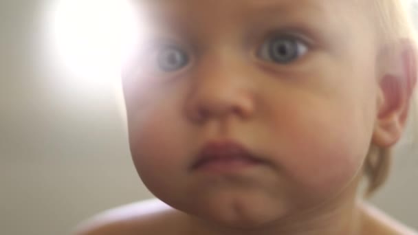 Bambino al sole guarda di fronte a lui — Video Stock