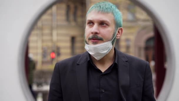 Un uomo indossa una maschera protettiva in città — Video Stock