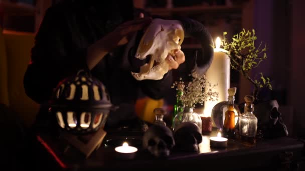 Une séance magique avec un crâne de chèvre et des bougies — Video