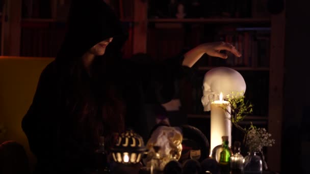 Sessione di magia nera con teschio umano e candele — Video Stock