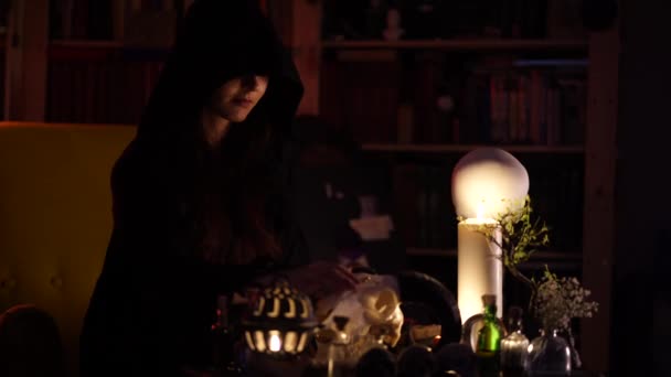 Sesión de magia negra con cráneo humano y velas — Vídeo de stock