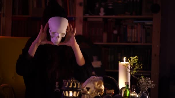 Sesja czarnej magii z ludzkiej czaszki i świec — Wideo stockowe