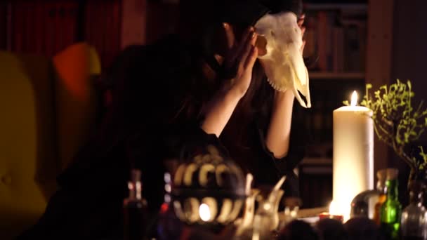 Sesión de magia negra con el cráneo de una cabra a la luz de las velas — Vídeo de stock
