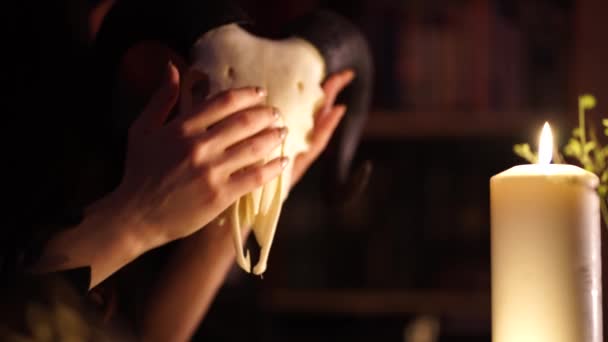 Сеанс черной магии с черепом козы при свечах — стоковое видео