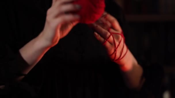 Sessione di magia nera con un filo rosso — Video Stock