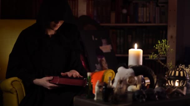 Sesja czarnej magii z książką przy świecy — Wideo stockowe