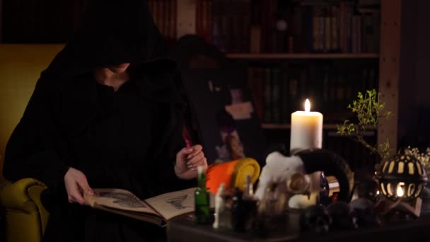 Ülés a fekete mágia egy könyvet gyertya — Stock videók