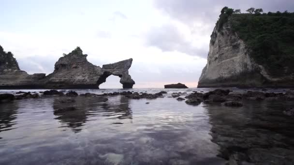 Helder oceaanwater stroomt langs rotsen — Stockvideo