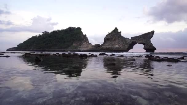 Agua clara del océano fluye más allá de las rocas — Vídeo de stock
