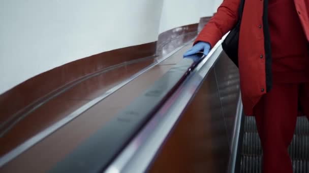 Чоловік в рукавичках тримається за доручення ескалатора — стокове відео