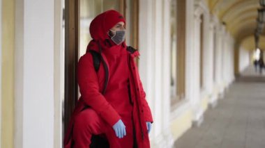 Maskeli adam sokakta hava soluyor.