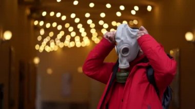 Kırmızılı adam salgın sırasında gaz maskesi takıyor.