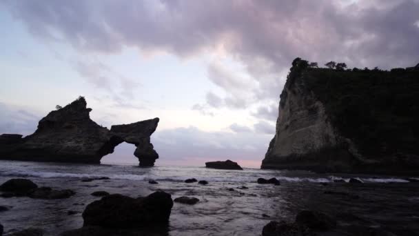 Águas límpidas dos oceanos passam por rochas — Vídeo de Stock