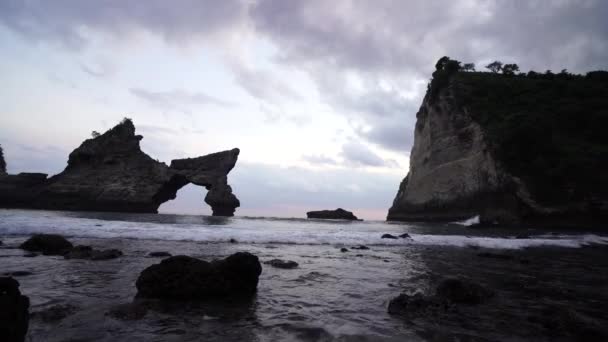 Agua clara del océano fluye más allá de las rocas — Vídeo de stock