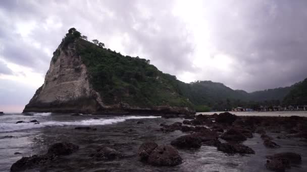 Tiszta óceáni víz folyik a sziklák mellett — Stock videók