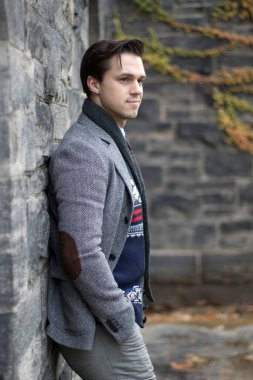 Dışarıdan gülümseyen yakışıklı adamın portresi.