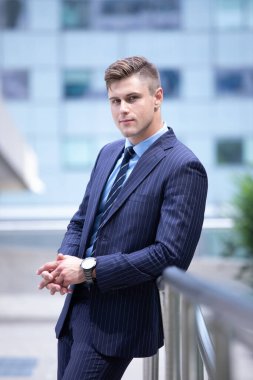 Genç Yakışıklı Adam 'ın Portresi Kötü Çocuk Haydut