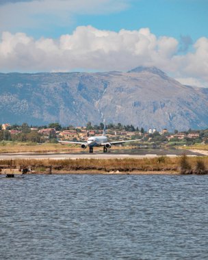Korfu, Yunanistan, Eylül 2016: Uluslararası Korfu Ioannis Kapodistrias havaalanına yaklaşan uçak. Kanoni, Korfu Adası, Yunanistan.