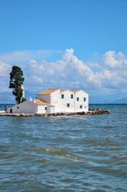 Korfu kasabasının güneyindeki Vlacheraina manastırı, Korfu, Yunanistan. Fare Adası.