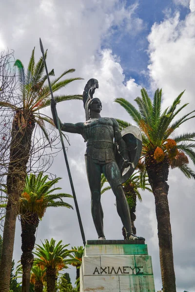AŞİLEYON PALACE, CORFU ADASI, GREECE - SEP 07 2016: Yunan kahraman Achilles 'in heykeli