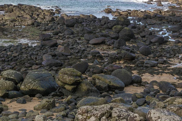 北アイルランドのビーチの岩 ストックフォト
