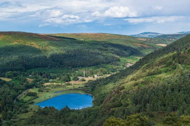  Wicklow Dağları, İrlanda 'daki Glendalough vadisindeki dağın tepesindeki Yukarı Göl patikası. Yaz günü.