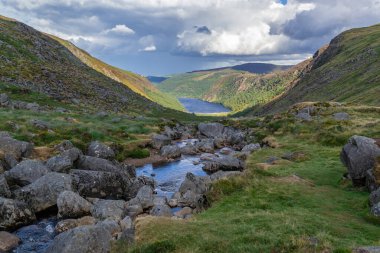 Wicklow Dağları, İrlanda 'daki Glendalough vadisindeki dağın tepesindeki Yukarı Göl patikası. Yaz günü.