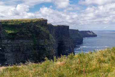 Clare Ireland 'daki dünyaca ünlü Moher Kayalıkları manzarası. Vahşi Atlantik yolu boyunca İrlanda 'nın manzarası..