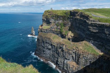 Clare Ireland 'daki dünyaca ünlü Moher Kayalıkları manzarası. Vahşi Atlantik yolu boyunca İrlanda 'nın manzarası..