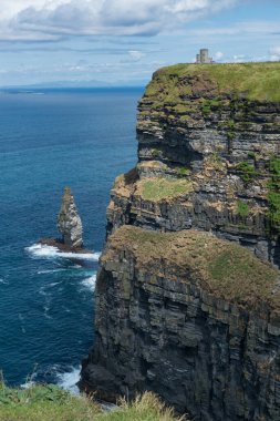 Clare Ireland 'daki dünyaca ünlü Moher Kayalıkları manzarası. Vahşi Atlantik yolu boyunca İrlanda 'nın manzarası..
