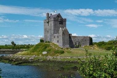 16. yüzyıl Dunguaire Şatosu, Kinvarra yakınlarında, Galway 'de.