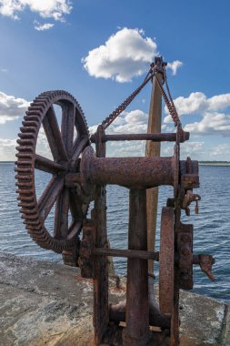 Dublin 'deki Poolberg Deniz Feneri' ndeki eski vinç. İrlanda