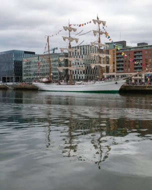 DUBLIN, IRELAND - SEP 08 2019: Meksika yelkenli gemisi ARM Cuauhtemoc Dublin 'de. Uzun gemi. Liffey Nehri.